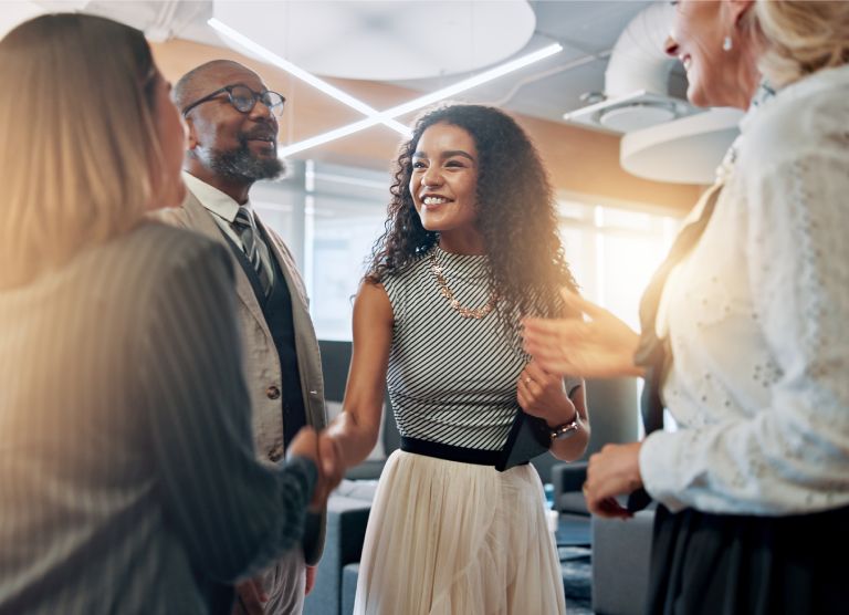 Menschen begrüßen sich im Rahmen eines Networking-Events