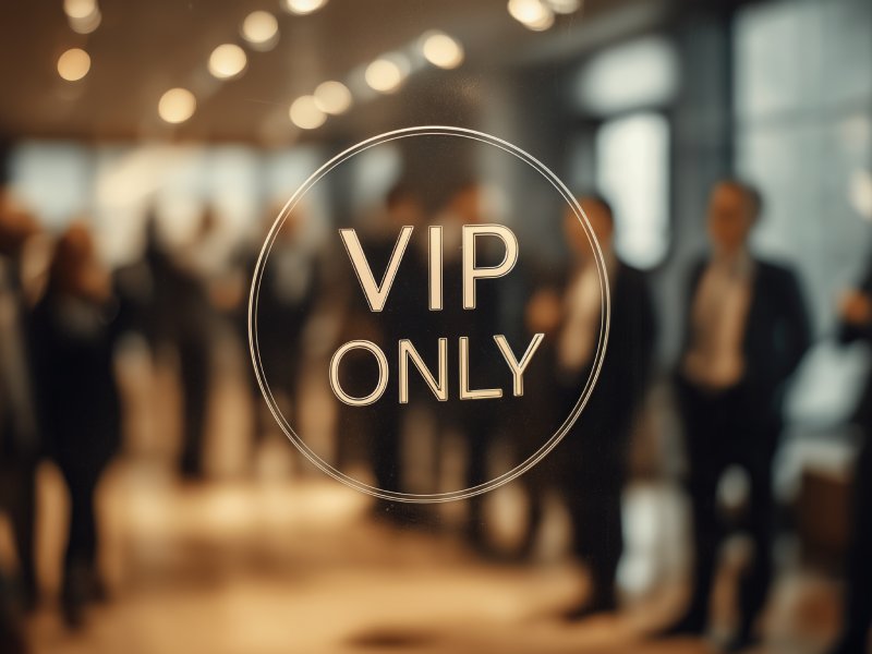 VIP-Bereich Ideen: VIP-Eingang mit VIP-Only-Schild vor unscharfen Gästen auf einer Veranstaltung