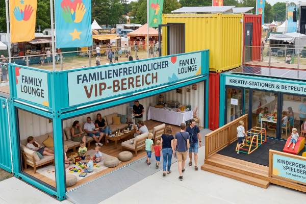 VIP-Bereich Ideen: Familienfreundlicher VIP-Bereich auf einer Veranstaltung mit überdachten Sitzbereichen und Spielmöglichkeiten