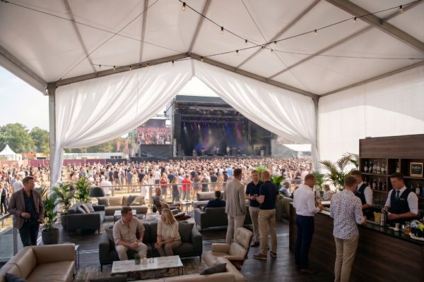 VIP-Bereich Ideen: Großer VIP-Bereich mit Lounge-Möbeln, Getränken und Blick auf eine Veranstaltung