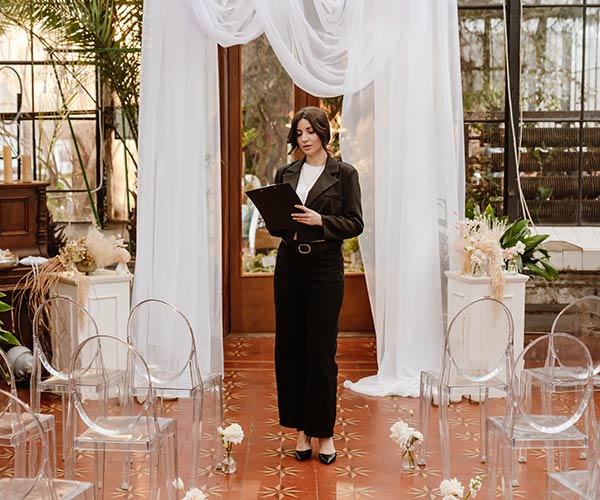 Hochzeit wetterfest planen Fehler: Hochzeitsplanerin steht am Hochzeitsort und kontrolliert.