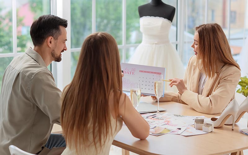 Hochzeit wetterfest planen Fehler: Brautpaar plant mit Hochzeitsplaner.