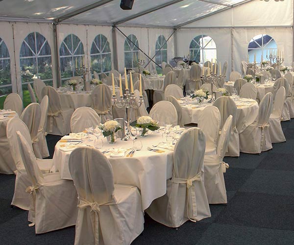 Hochzeit wetterfest planen Fehler: Innenraum eines dekorierten Hochzeitszeltes.