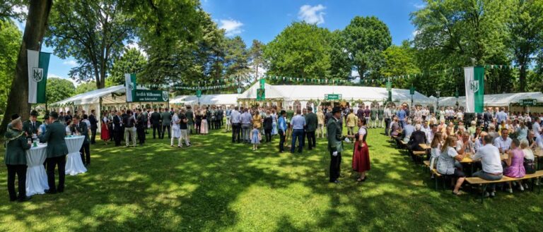 Schützenfest planen Fehler vermeiden: Festgelände mit Zelten, Menschengruppen und Schildern.