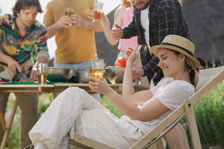 Schützenfest planen Ideen: Stimmungsvoller Lounge-Bereich mit Liegestuhl und Tisch.