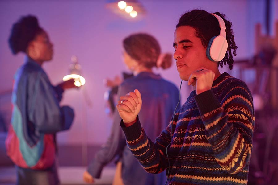 Ideen Schützenfest planen: Personen tanzen in einer Silent Disco.