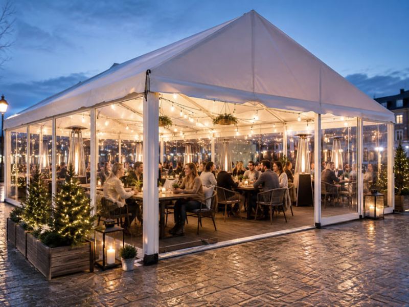 Gastronomiezelt im Winter mit gemütlicher Beleuchtung